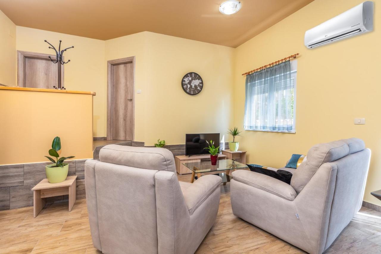 Apartmani Monte Pula Exterior foto
